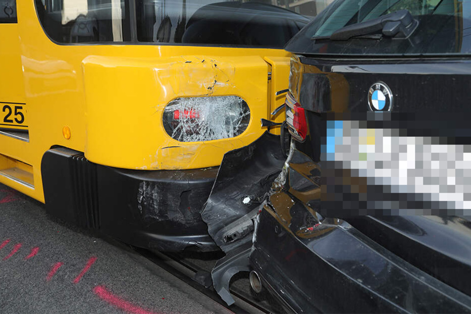 Die Straßenbahn erwischte den BMW am Heck.