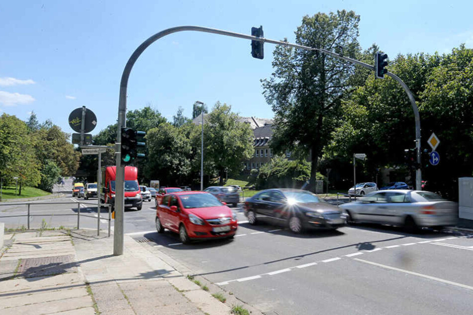 Neue Fußgängerampel auf der Reichsstraße für die Schüler der
Grimm-Grundschule.