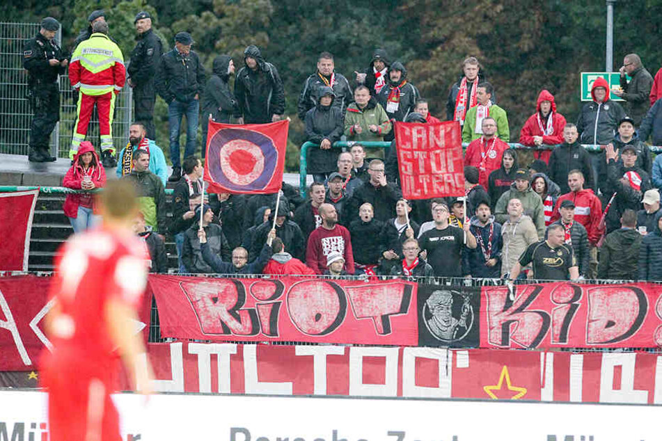 Nach Abpfiff konnten die Fans erst noch einen 2:0-Sieg feiern.