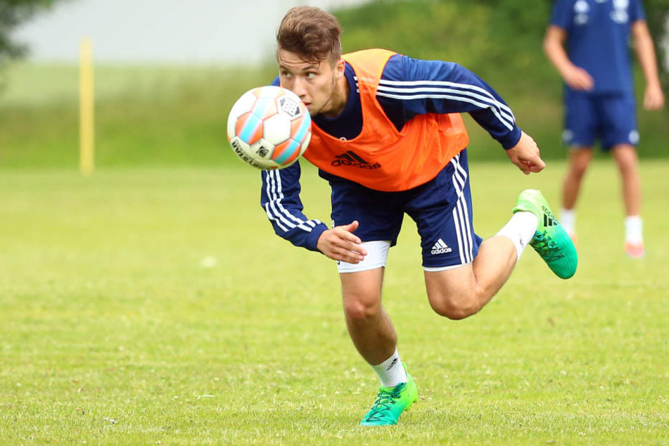 Tom Baumgart hat den Ball vor der Nase und das Tor im Visier. Das Offensivtalent möchte sich in der neuen Saison einen Stammplatz erkämpfen.