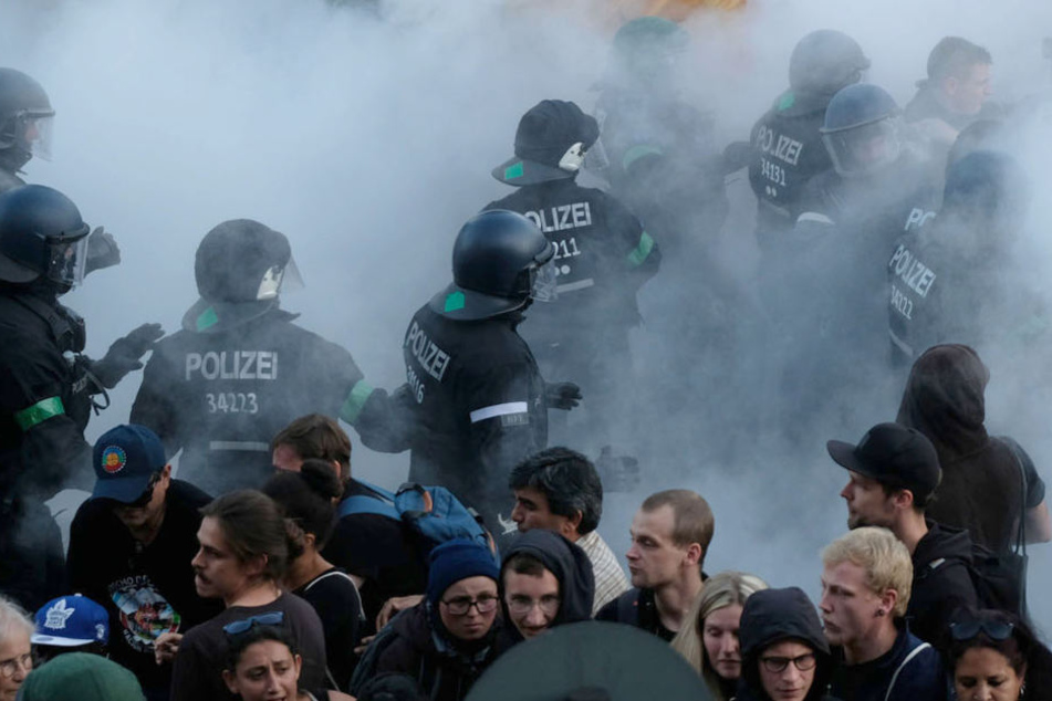 Polizisten sind bei der Demonstration "G20 Welcome to hell" in Hamburg im Einsatz.