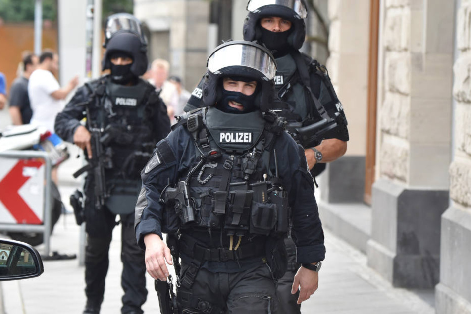 Das SEK musste eingreifen und nahm den 69-Jährigen mit. (Symbolbild)