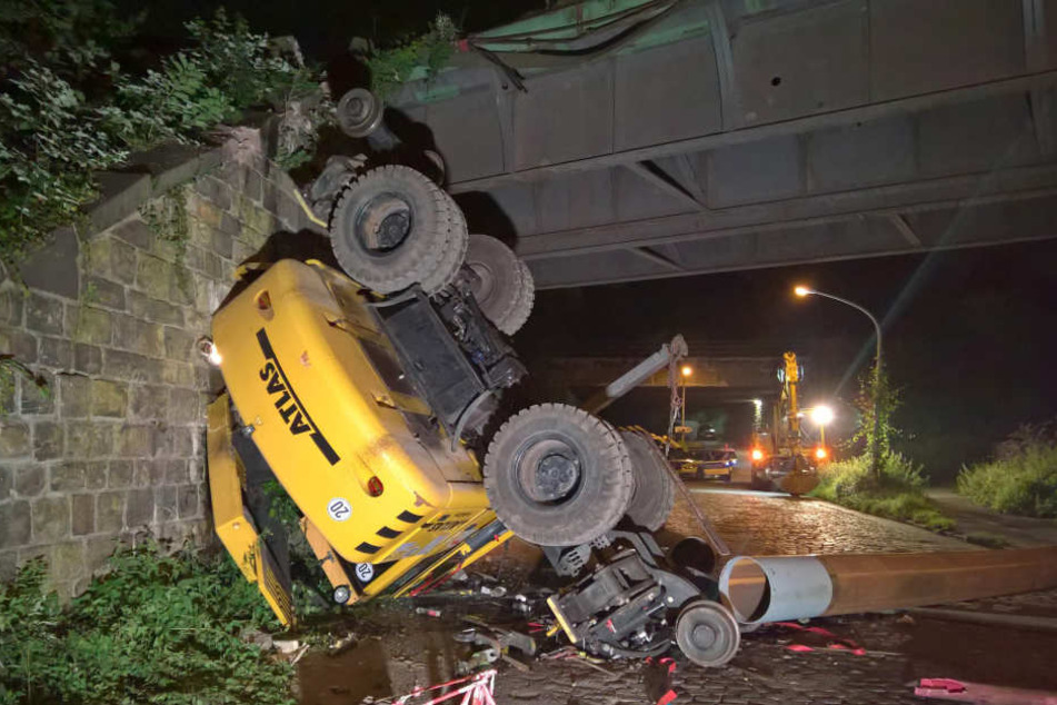 Der Bagger flog von der Brücke nach unten.