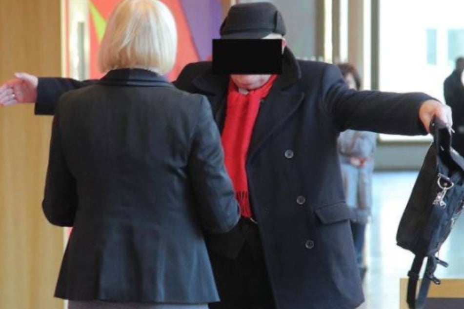 Herzliche Begrüßungen gibt es von Heinrich S. (70, hier bei einer früheren Verhandlung) nur für seine Anwältin. Anderen gegenüber wird der Rentner gern ausfällig.