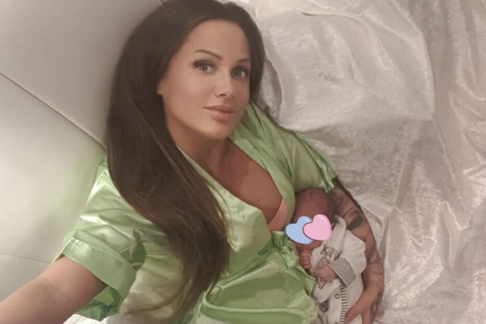 Die Musikerin zusammen mit ihrer kleinen Tochter Jeyla Aaliyah.