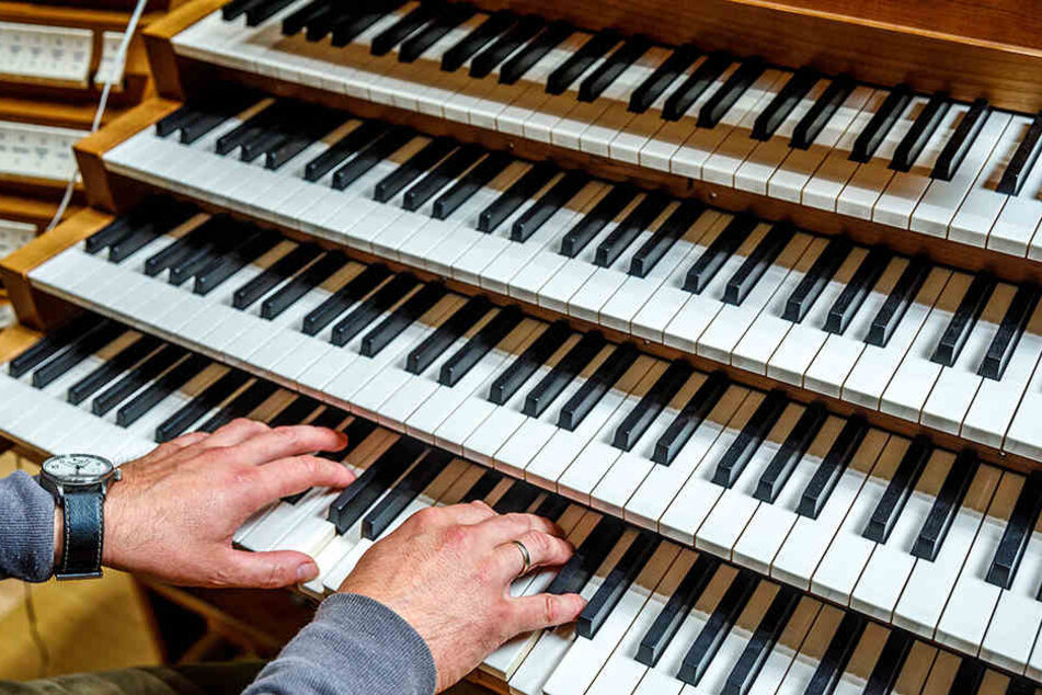 Eine Besonderheit: Das Orgelpult steht auf der Bühne und nicht direkt an der Orgel.