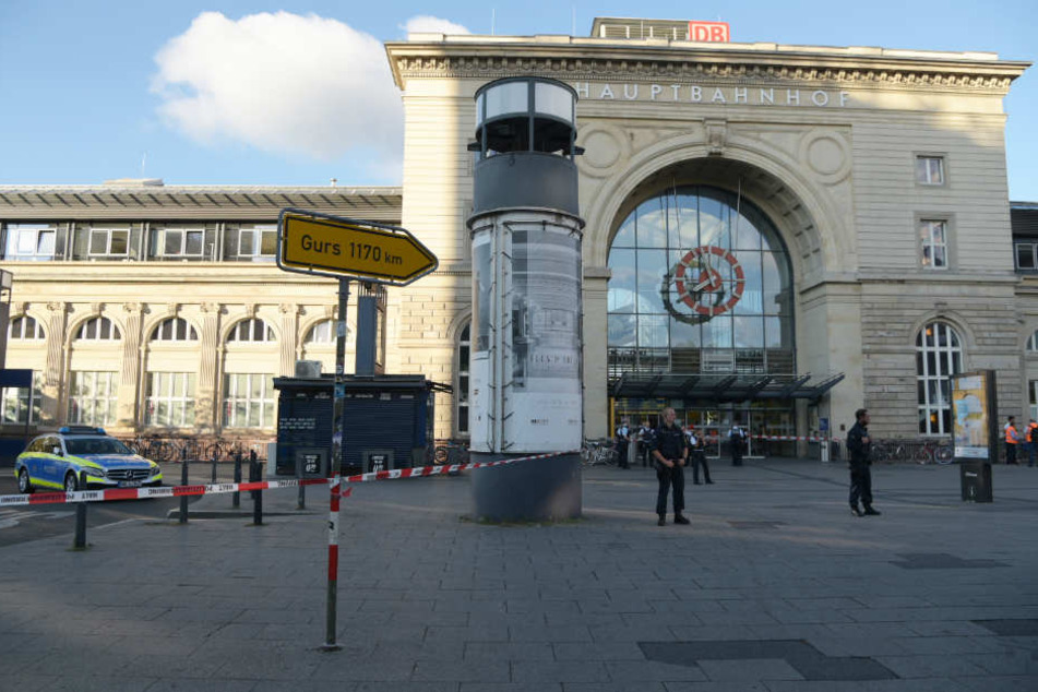 Polizisten vor dem Bahnhofsgebäude.