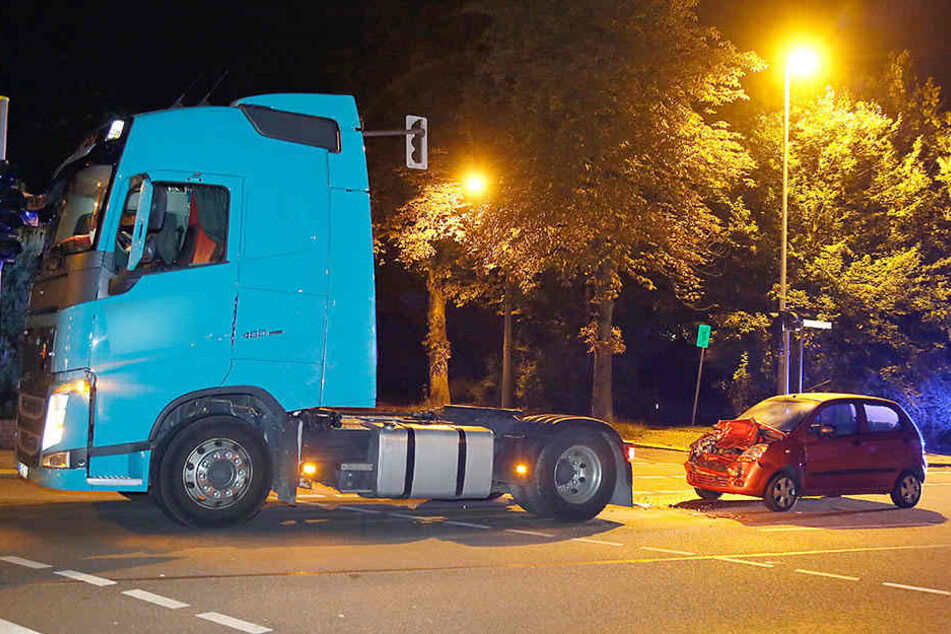 Chevroletfahrer (52) fuhr auf den LKW auf, als dieser eine Vollbremsung hinlegte.