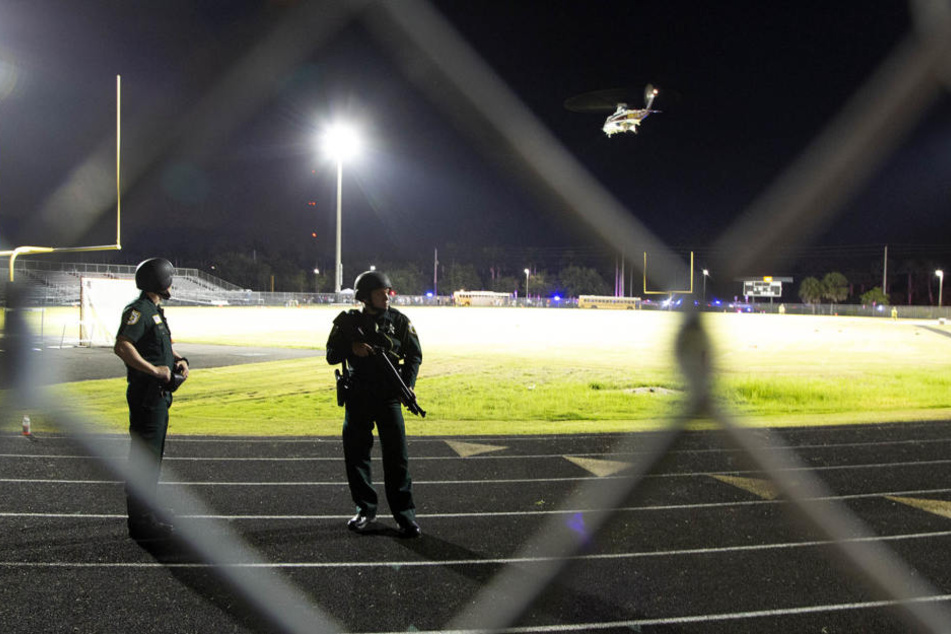 Nachdem bei einem Footballspiel an der Palm Beach Central High School Schüsse gefallen sind, sichern Polizisten ein Stadion.