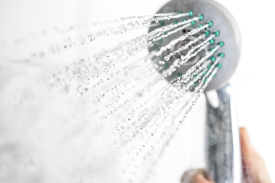 Ein Mann soll seine Stieftochter als Strafe mit heißem Wasser verbrüht haben.