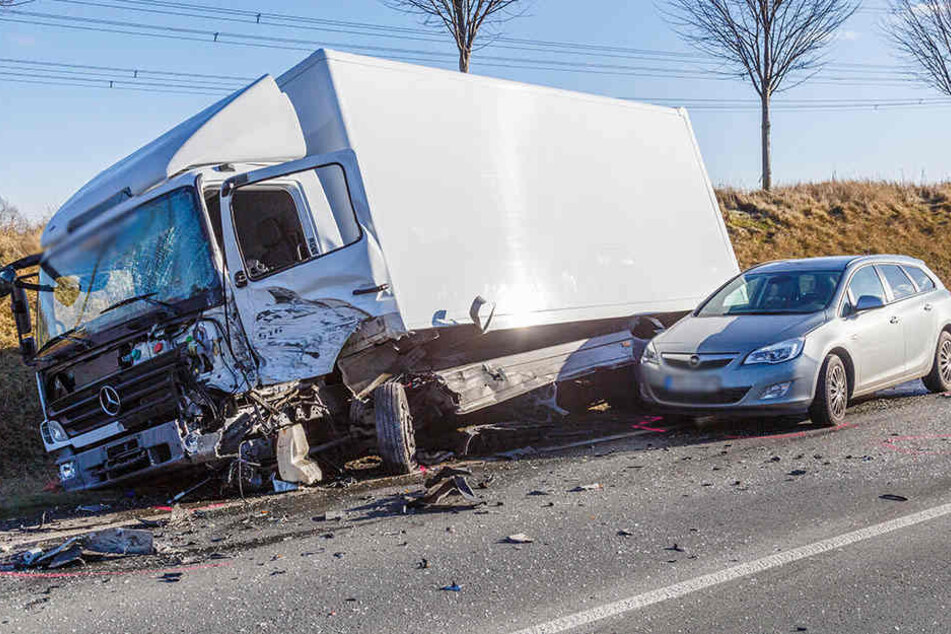 Ein Opel kollidierte noch mit dem Lkw.