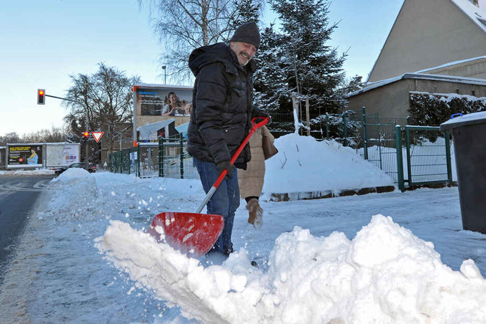 Max Bauknecht schippt seinen Fußweg in der Stelzendorfer Straße.
