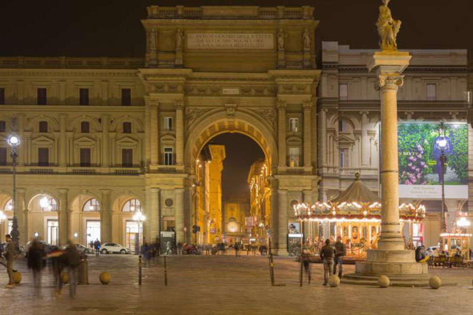 In Florenz wurde ein Polizist bei einer Explosion schwer verletzt.