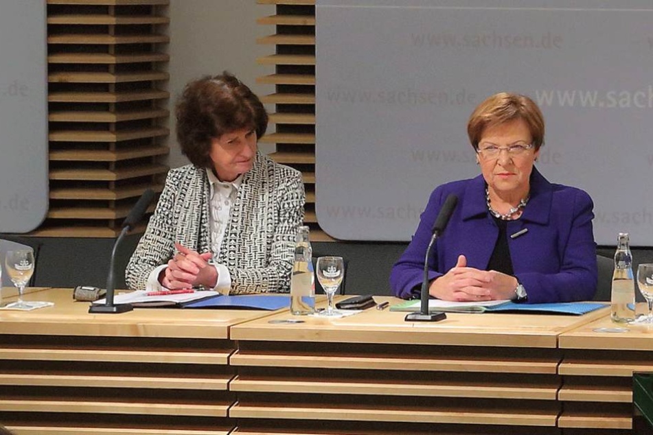 Die Ministerinnen Eva-Maria Stange (59, SPD) und Brunhild Kurth (62, CDU,r.) bei der Präsentation des Lehrerpakets. Der Umfang ist deutlich höher als erwartet.