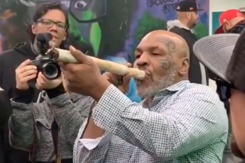 Mike Tyson nimmt einen gaaaaanz langen Zug vom Riesenjoint.