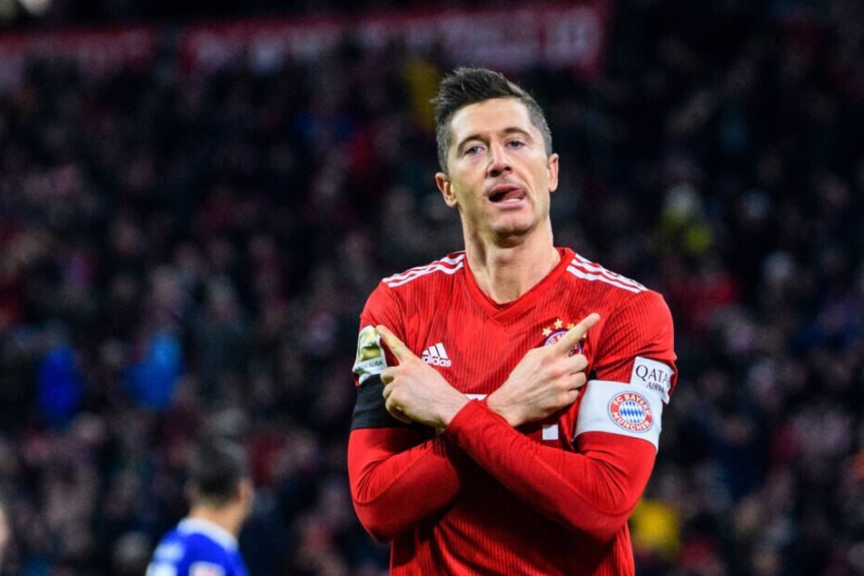 Robert Lewandowski vom FC Bayern München jubelt über seinen Treffer zum 2:1 gegen Schalke.