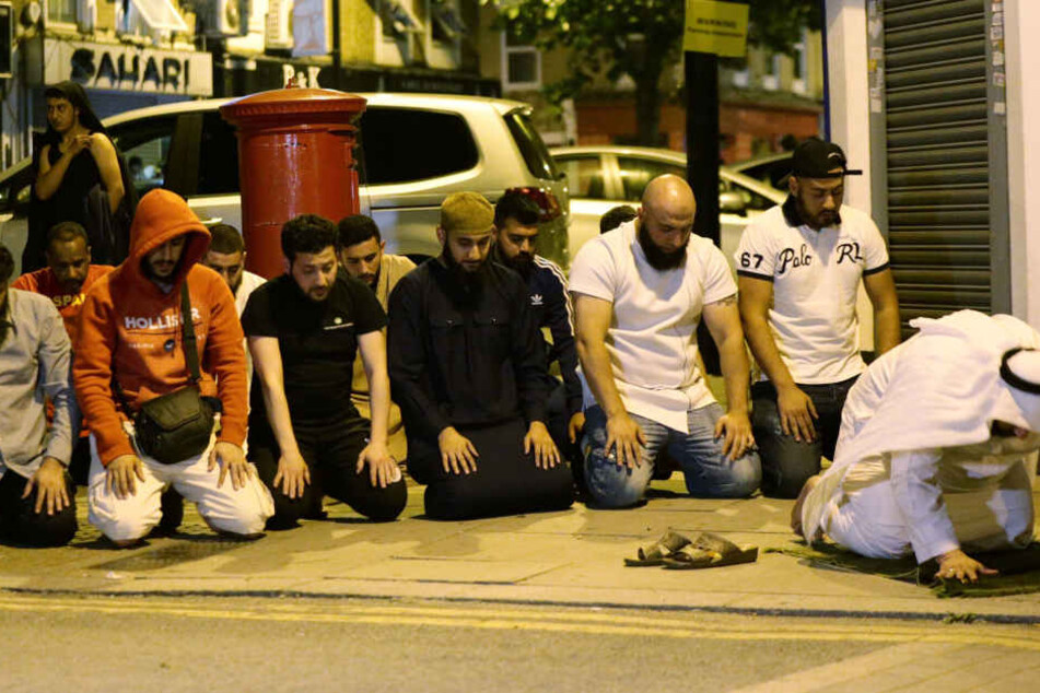 Enige Muslime beteten noch vor Ort nach dem Anschlag.