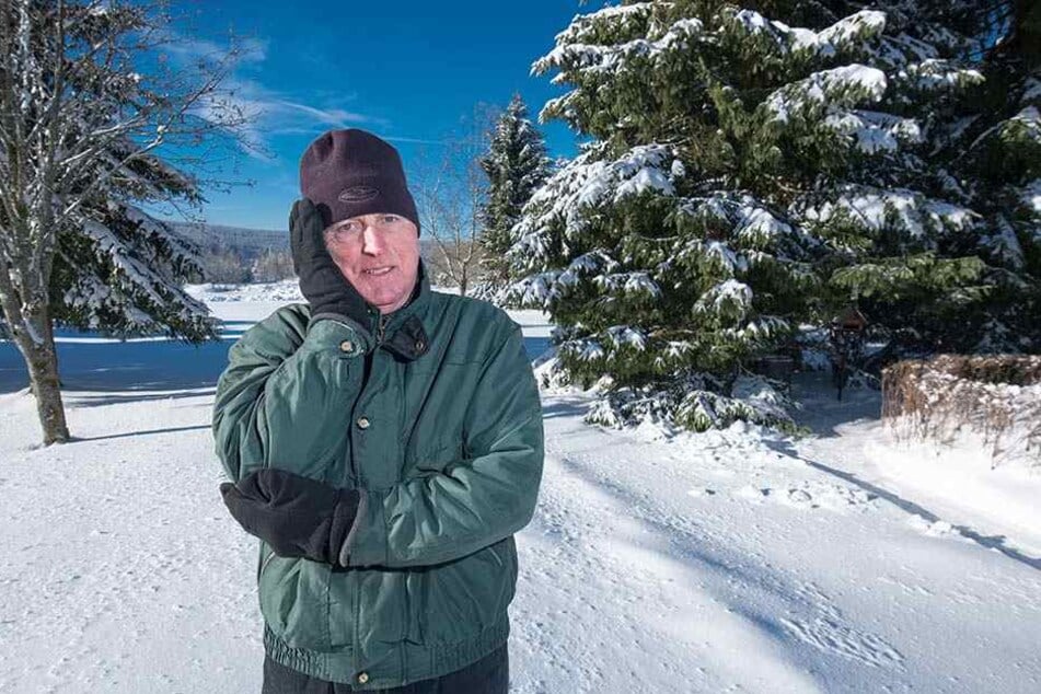 Hubert Brehme (66) hat die Nase voll: Immer wieder verirren sich pinkelnde Skifahrer auf sein Grundstück.