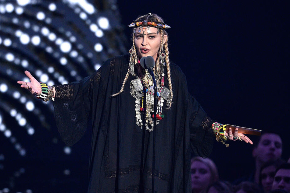 Popstar Madonna bringt die Single "Medellín" vom neuen Album "Madame X" heraus.