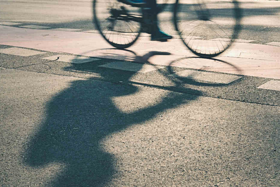 Der 19-Jährige musste einen Falschparker umfahren. (Symbolfoto)
