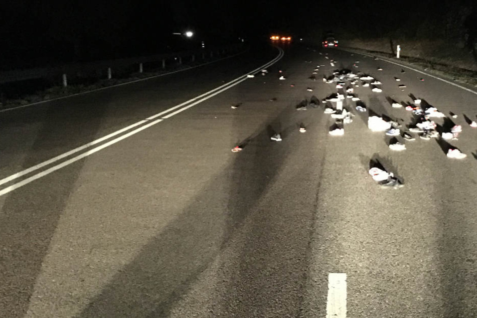 Über 40 Paar Schuhe und rund 20 Teile Haarschmuck lagen verteilt auf der Fahrbahn.