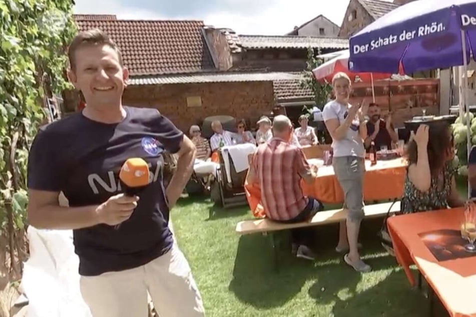 Markus S. (l.) wird in seinem Garten überrumpelt.