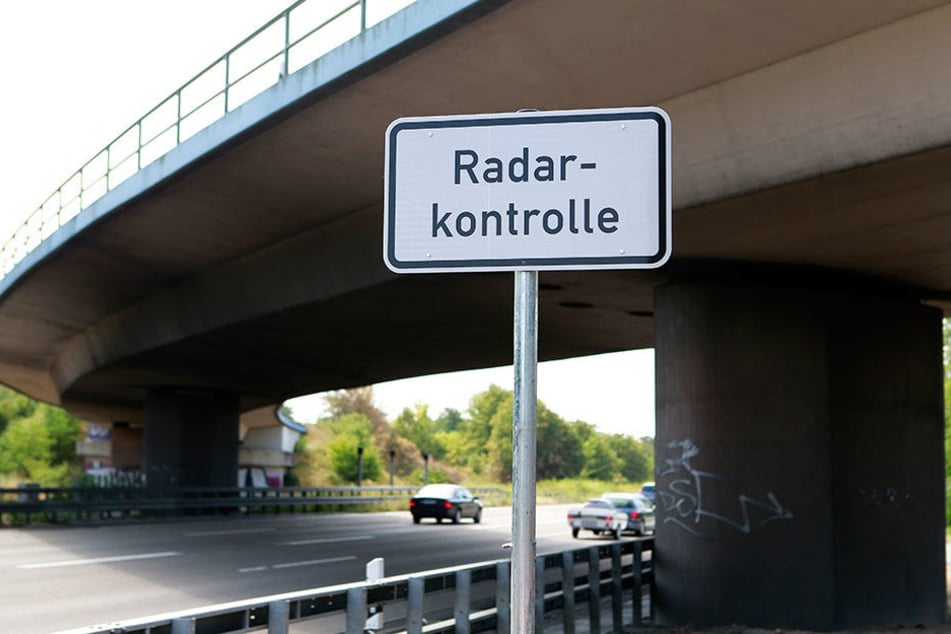 Nicht selten warnen Schilder vor Radarkontrollen. Selbst vor dem Britzer Tunnel kündigen sie die Blitzer an, dennoch fahren genügend Autofahrer mit überhöhter Geschwindigkeit.