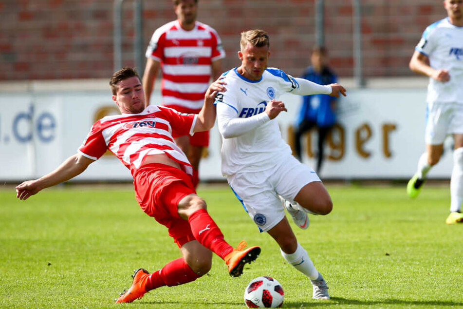 Anthony Barylla (l.) im Zweikampf mit Maximilian Oesterhelweg.