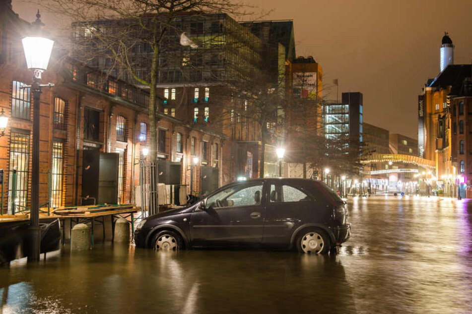 In Hamburg standen einige Bereiche am Hafen wegen einer Sturmflut unter Wasser.
