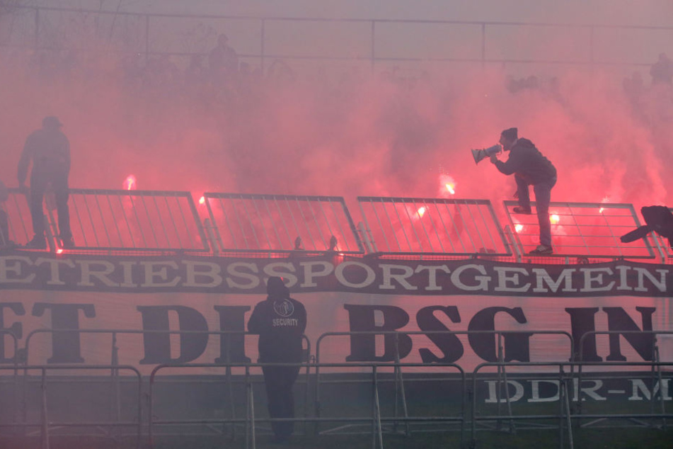 Auch im Chemie-Block wurden im Stadtderby Bengalos gezündet.