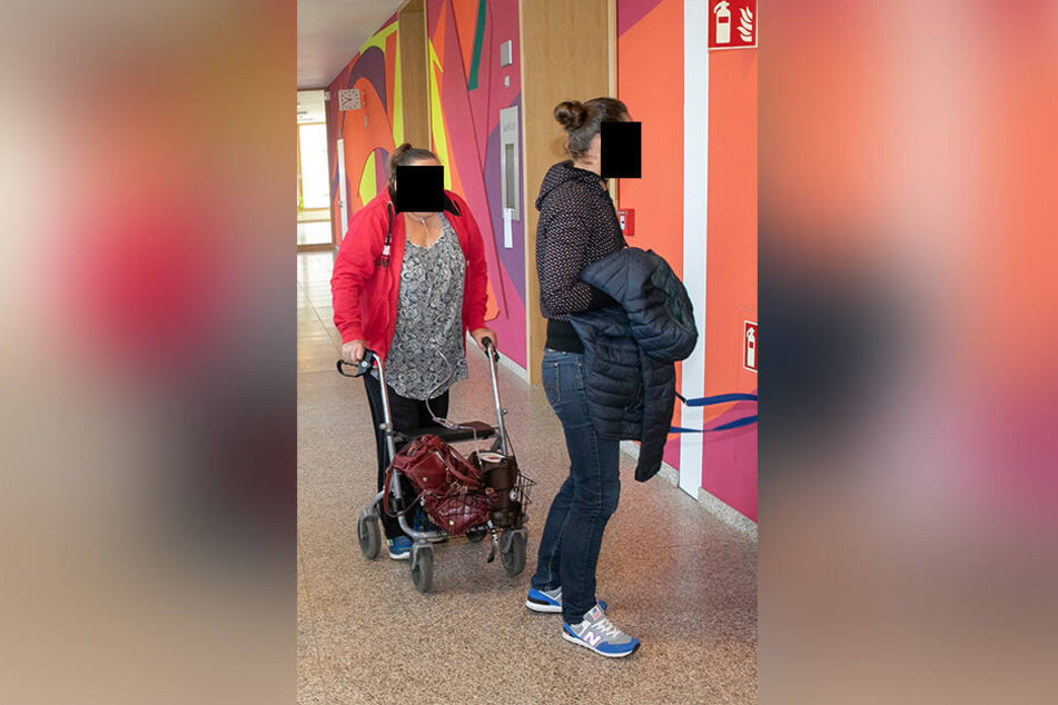 Familie vor Gericht: Dana (33, r.) und ihre Mama Barbara (64) mussten vor Gericht.