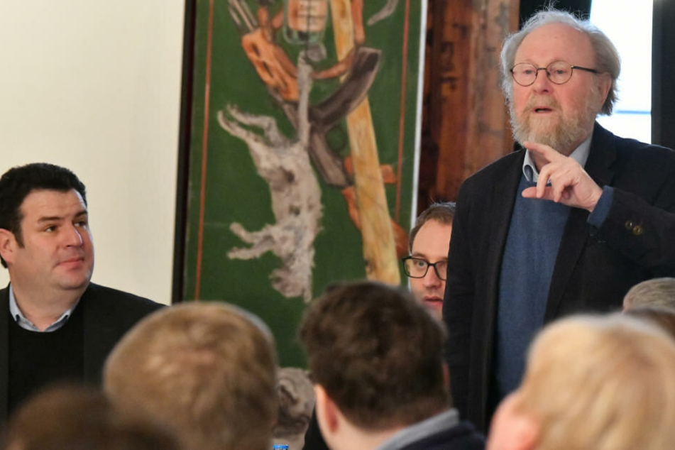 Hubertus Heil (SPD, l), Bundesminister für Arbeit und Soziales, verfolgt die Ausführungen von Wolfgang Thierse, früherer Bundestagspräsident und Mitbegründer der Ost-SPD, beim Jahresauftakttreffen der ostdeutschen Sozialdemokratie.