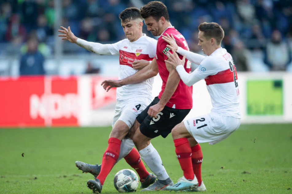 Defensiv ist beim VfB Luft nach oben: Hannovers Hendrik Weydandt (M) spielt gegen Stuttgarts Marc Oliver Kempf (l) und Philipp Klement.