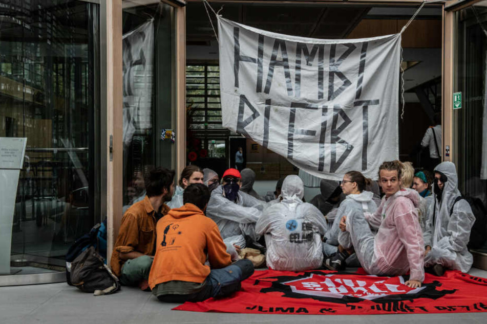 Mit einem großen Banner haben die Kohlegegner den Haupteingang zur Landesvertretung von NRW in Berlin blockiert.