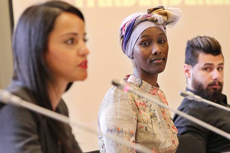 Die Staatssekretärin Sawsan Chebli (l-r), die Somalierin Fatuma Musa Afrah und der Iraker Sinan Mohammed stellen die Kampagne "Farben bekennen" vor.