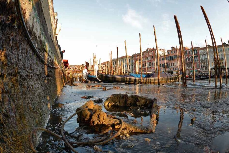 Ein seltener Anblick: Der Wasserstand ist so niedrig, dass man die Fundamente der Palazzi sehen kann.
