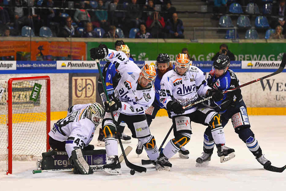 Eislöwe Nick Huard (r.) im Kampf mit gleich mehreren Steelers.