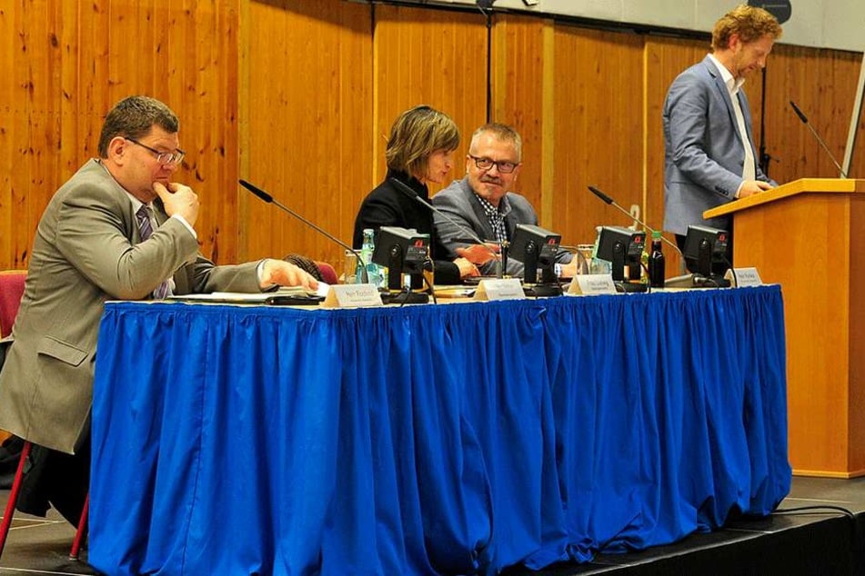 Auf der Bürgerversammlung in Kappel sprach OB Ludwig (Mi.) über das neue Unterbringungskonzept für alleinreisende Flüchtlinge.