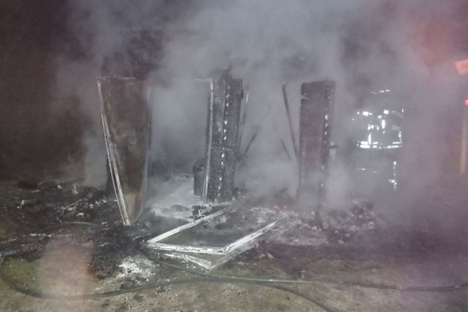 Eine heftige Explosion hat den Geldautomaten gesprengt.