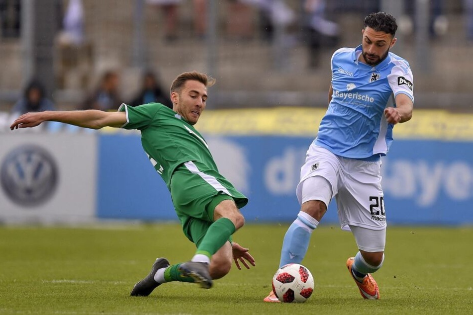 Bekiroglu vom TSV 1860 München luchst dem Kölner Eberwein den Ball ab.