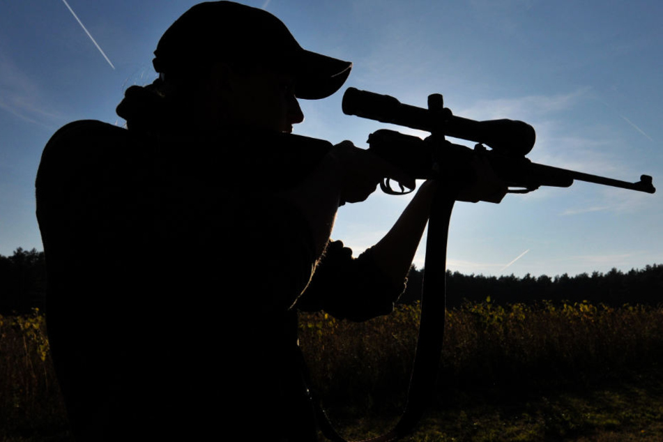Erst Stritt der Mann mit den Störenfrieden, dann zog er die Waffe. (Symbolbild)