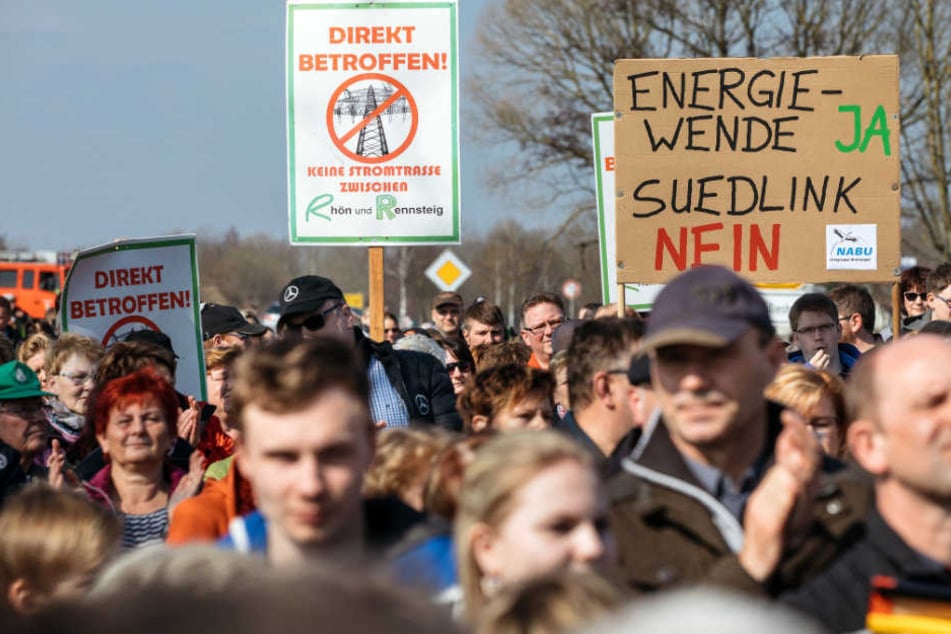 An der alten Bundesstraße 19 demonstrierten rund 3000 Menschen.