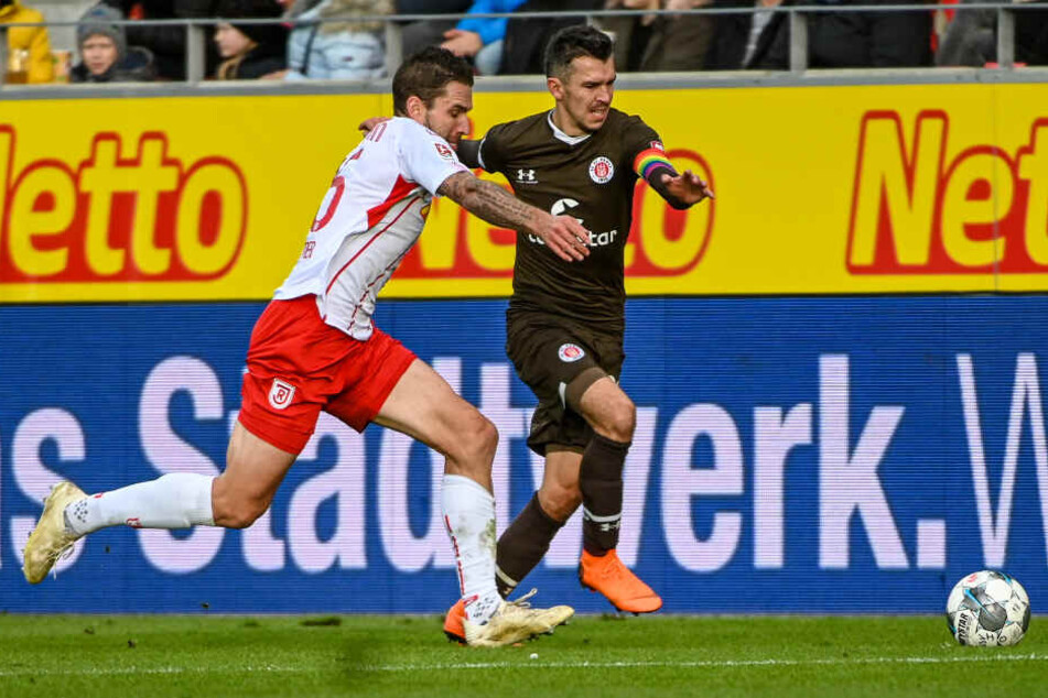 Waldemar Sobota läuft Gegenspieler Marco Grüttner davon.