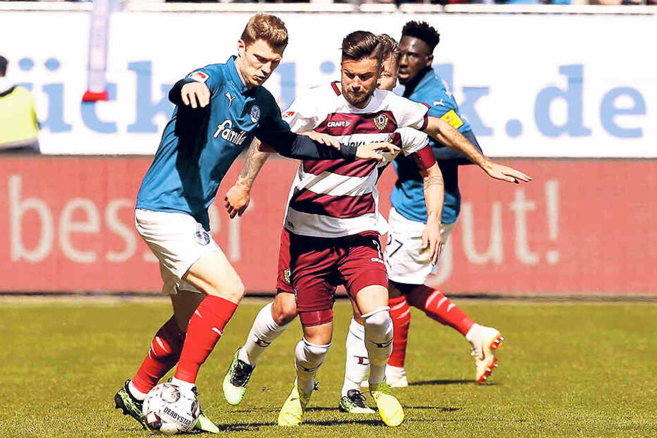 Niklas Kreuzer (vorn, r.) hat hier gegen Kiels Alex Mühling das Nachsehen. Den Dresdner Kollegen ging es über 90 Minuten nicht besser.