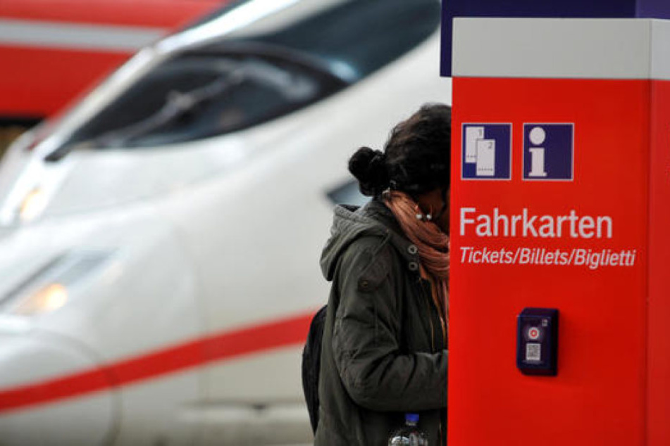 Die Mutter hatte es nicht mehr geschafft, am Bahnhof vor der Abfahrt Tickets zu kaufen. Das wurde ihr zum Verhängnis. (Symbolbild)