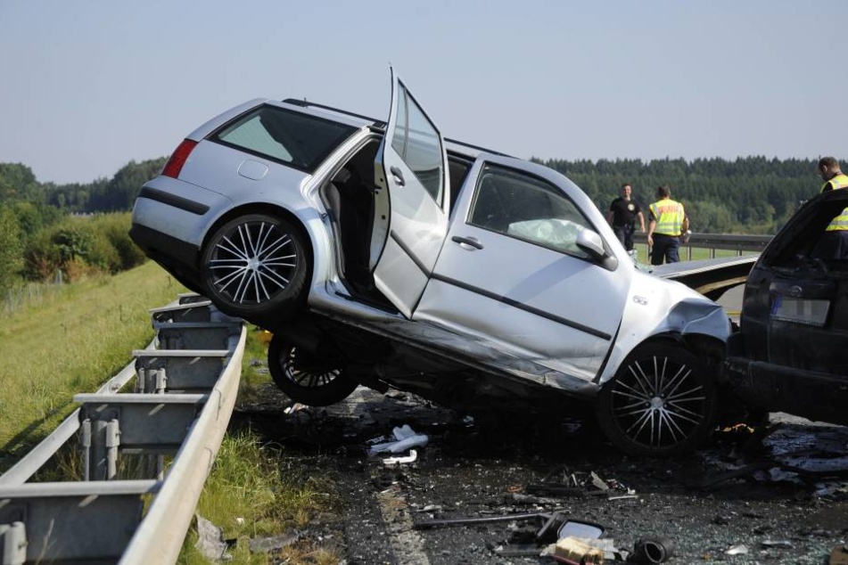 Der VW wurde bei dem Zusammenstoß auf die Leitplanke geschleudert.