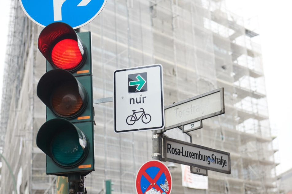 Ein neues Grünpfeil-Schild für Radfahrer hängt zur Erprobung seit Anfang April in Berlin.