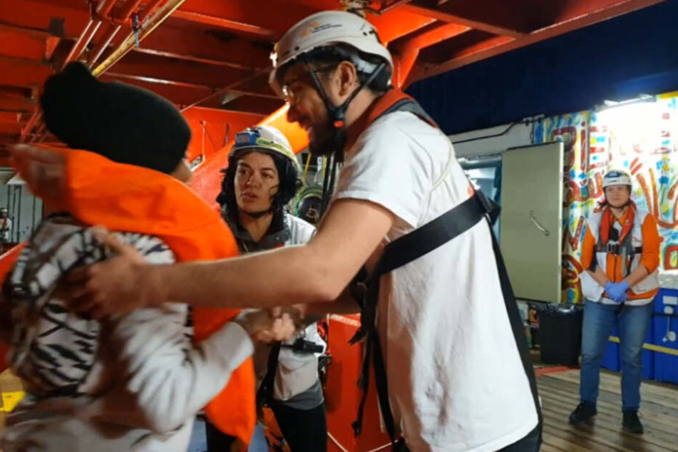 Video-Aufnahmen zeigen die helfende Crew der Ocean Viking, die die Flüchtlinge in Sicherheit bringt.