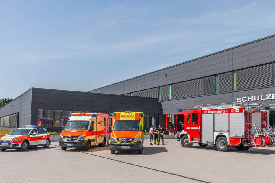 Feuerwehr und Rettungswägen vor der Schule.