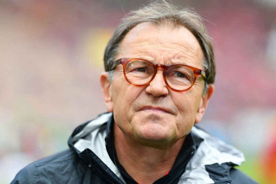 St. Paulis Technischer Direktor Ewald Lienen wettet mit den Fans um eine Fahrradfahrt nach Wiesbaden.